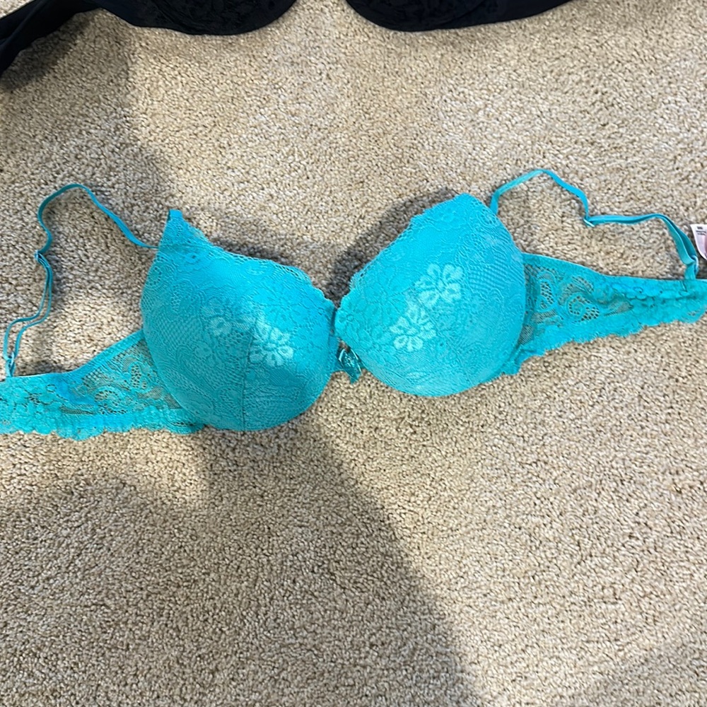 Victoria’s Secret bra never worn